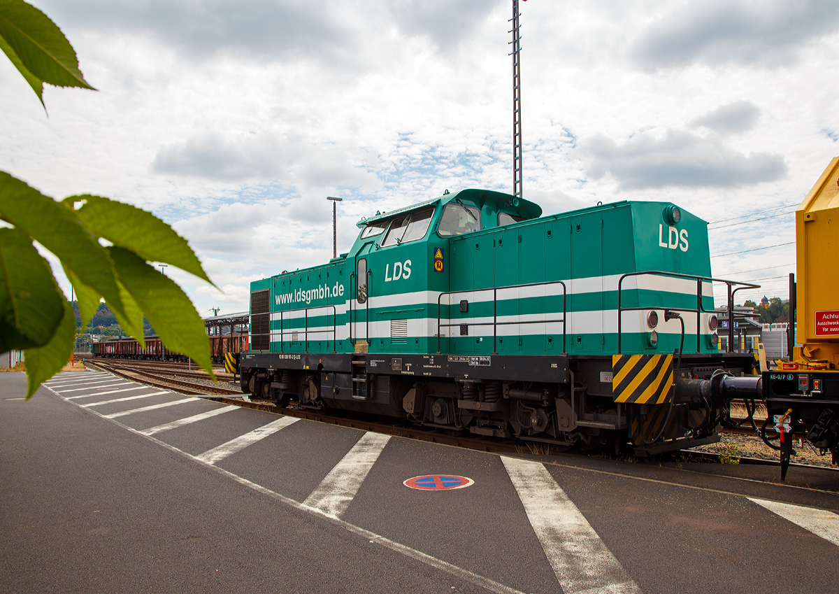 
Die 293 511-2 (92 80 1293 511-2 D-LDS) des Eutiner Eisenbahnunternehmen LDS GmbH (LDS steht für Logistik, Dienstleistungen und Service) steht am 07.07.2019 mit dem Drehhobel D-HOB 4.0 (D-HOB 2500) der Schweerbau beim ICE-Bahnhof Montabaur. Die LDS GmbH ist zentraler  Logistikdienstleister der Schweerbau.

Die Lok ist eine nach dem Umbaukonzept Baureihe 293 von ADtranz remotorisierte und modernisierte DR V 100 (Spenderfahrzeug ist nicht bekannt), sie wurde 2000 unter der Fabriknummer 72350 umgebaut. Seit 2003 ist sie bei der LDS.
