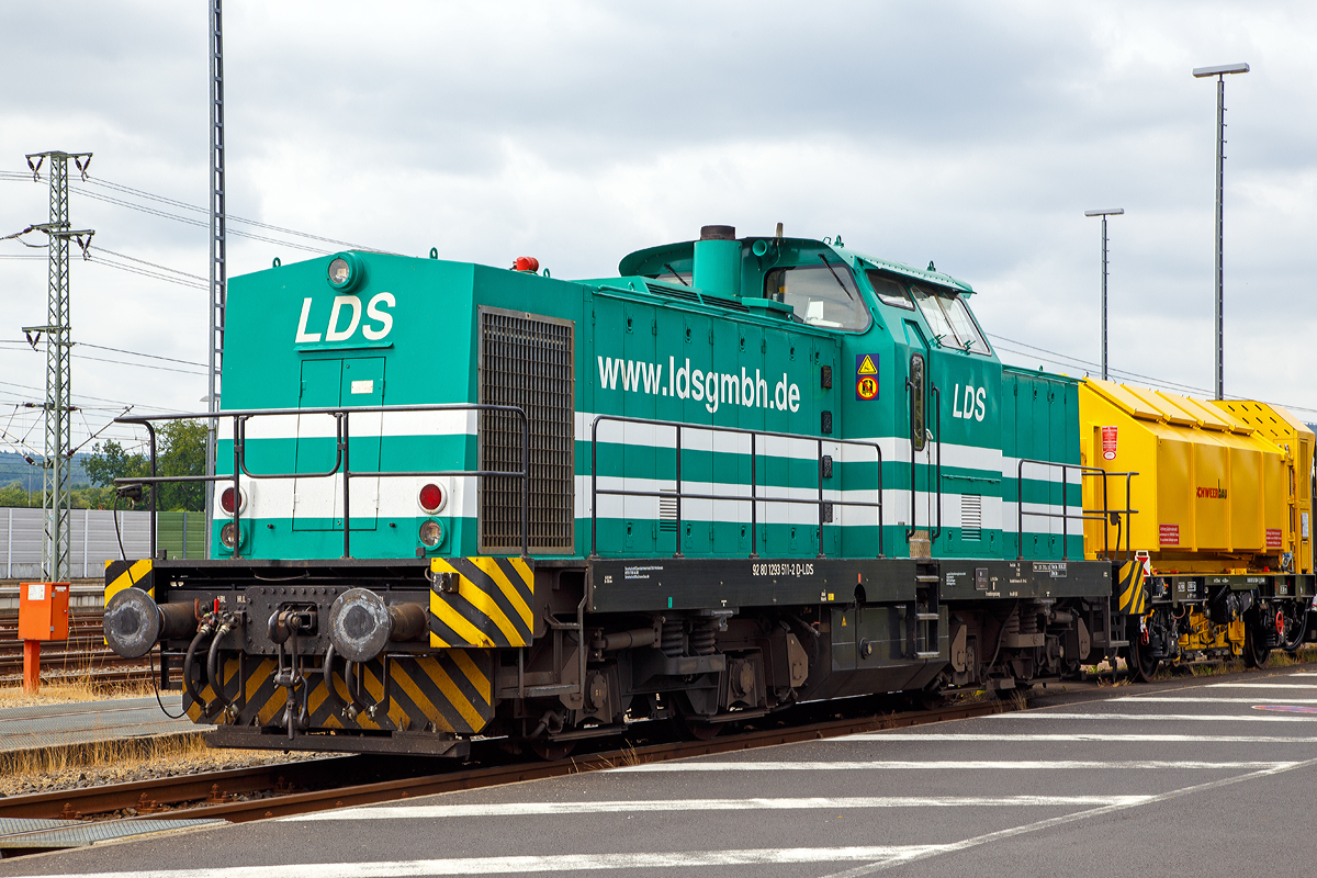 
Die 293 511-2 (92 80 1293 511-2 D-LDS) des Eutiner Eisenbahnunternehmen LDS GmbH (LDS steht für Logistik, Dienstleistungen und Service) steht am 07.07.2019 mit dem Drehhobel D-HOB 4.0 (D-HOB 2500) der Schweerbau beim ICE-Bahnhof Montabaur. Die LDS GmbH ist zentraler  Logistikdienstleister der Schweerbau.

Die Lok ist eine nach dem Umbaukonzept Baureihe 293 von ADtranz remotorisierte und modernisierte DR V 100 (Spenderfahrzeug ist nicht bekannt), sie wurde 2000 unter der Fabriknummer 72350 umgebaut. Seit 2003 ist sie bei der LDS.
