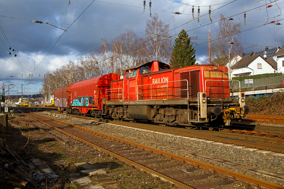 Die 294 590-5 (98 80 3294 590-5 D-DB), ex DB 294 090-6, ex DB 290 090-0, eine remotorisierte V90, der DB Cargo Deutschland AG drück am 04.02.2021 einen Coilzug vom Rbf Kreuztal in Richtung Kreuztal-Eichen.

Die V 90 wurde 1968 bei Deutz unter der Fabriknummer 58320 gebaut und als 290 090-0 an die DB geliefert. 1998 erfolgte der Umbau auf Funkfernsteuerung und Umzeichnung in 294 090-6.

Die Remotorisierung mit einem MTU-Motor 8V 4000 R41, Einbau einer neuen Lüfteranlage, neuer Luftpresser und Ausrüstung mit dem Umlaufgeländer erfolgten 2007 bei der DB Fahrzeuginstandhaltung GmbH im Werk Cottbus. Daraufhin erfolgte die Umzeichnung in 294 590-5.  