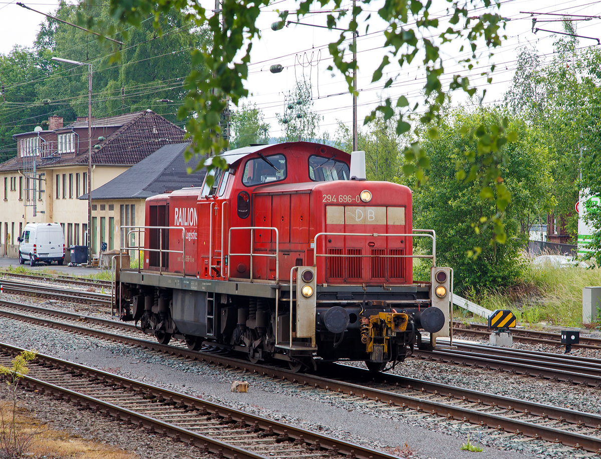 
Die 294 696-0 (98 80 3294 696-0 D-DB) eine remotorisierte V90 der DB Schenker Rail Deutschland AG, ex DB 294 196-1, ex DB 290 196-5, fährt am 18.06.2015 von Kreuztal nach Ferndorf, die Weiche ist auf die KBS 443 (Rothaarbahn) gestellt. 

Die V90 wurde 1969 bei MaK in Kiel unter der Fabriknummer 1000498 gebaut und als 290 196-5 an die DB geliefert, 2003 erfolgte der Umbau mit Funkfernsteuerung und die Umzeichnung in 294 196-1.

Die Remotorisierung der V 90 mit einem MTU-Motor 8V 4000 R41, der Einbau einer neuen Lüfteranlage, neuen Luftpresser und Ausrüstung mit dem Umlaufgeländer erfolgten 2007 bei der DB Fahrzeuginstandhaltung GmbH im Werk Cottbus. Daraufhin erfolgte die Umzeichnung in 294 696-0. 