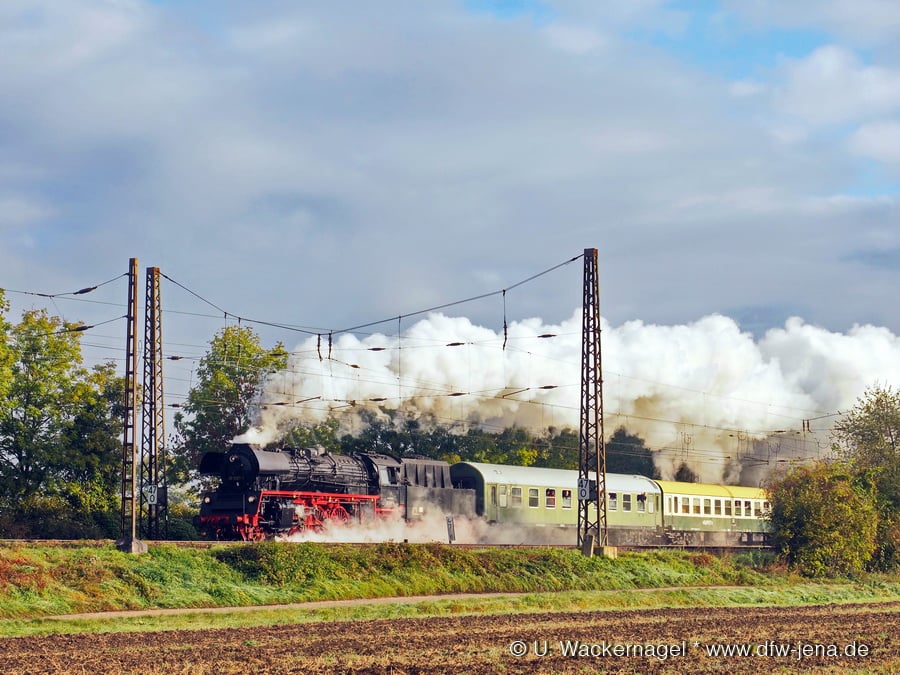 Die 35 1097-1 der IG Traditionslok 58 3047 e.V. Glauchau mit dem Lipsia Erlebnisreisen Sonderzug DPE 79384 von Leipzig Hbf nach Einbeck Mitte, am 16.10.2021 bei der Ausfahrt in Naumburg Hbf. (Foto: Ulf Wackernagel)