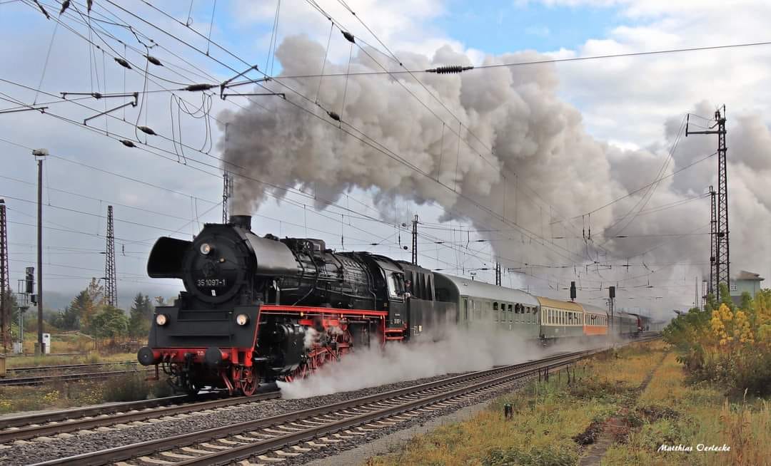 Die 35 1097-1 der IG Traditionslok 58 3047 e.V. Glauchau mit dem Lipsia Erlebnisreisen Sonderzug DPE 79384 von Leipzig Hbf nach Einbeck Mitte, am 16.10.2021 bei der Ausfahrt in Naumburg Hbf. (Foto: Matthias Oerlecke)