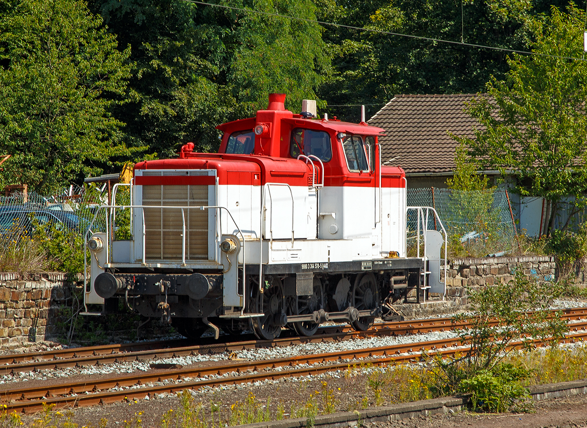 
Die 364 578-5 (98 80 3364 578-5 D-AIX) der AIXrail GmbH (Aachen), ex DB 364 578-5, ex DB 365 300-3, ex DB 360 578-9, ex DB 260 578-0 und ex DB V 60 578, abgestellt am 02.08.2015 beim Bahnhof Au / Sieg.

Die „leichte“ V 60 (leichte Bauart) wurde 1960 von Krupp unter Fabriknummer 4001 gebaut und als V 60 578 an Deutsche Bundesbahn ausgeliefert. Mit der Einfhrung das EDV-Nummernschema erfolgte zum 01.01.1968 die Umzeichnung in DB 260 578-0. Im Jahr 1987 erhielt sie als erste  leichte  V 60 eine Funkfernsteuerung.

Die Baureihe wurde zudem 1987 als Kleinlok eingestuft und trug seitdem die Baureihenbezeichnung 360 bzw. 361, so wurde diese Lok in 360 578-9 umgezeichnet. Die Einstufung als Kleinlok sparte Personalkosten, da die Bundesbahn nun keine „Lokfhrer“ mehr einsetzen musste, sondern „Kleinlokbediener“, deren Ausbildung gnstiger war. 

Im Jahr 1988 wurde sie in 365 300-3 umbezeichnet und zum 01.01.1990 in 364 578-5, denn fr die fernsteuerbaren Modelle der V60 (leichte Bauart) war nun die Baureihe 364 vorgesehen. Die Ausmusterung bei der DB bzw. Railion Deutschland AG erfolgte zum 28.10.2008. Weitere Stationen waren die Johann Walthelm GmbH (2009 – 2013) und Backer Bau (2013 – 13.01.2015), bis sie nun zum 14.01.2015 an die AIXrail GmbH (Aachen) ging.
