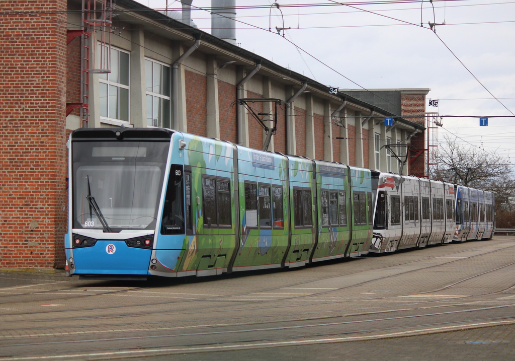 Die 3x bunten 6N2 Wagen hatten am Nachmittag des 01.03.2020 auf dem Betriebshof der Rostocker Straßenbahn AG ihre Ruhe.