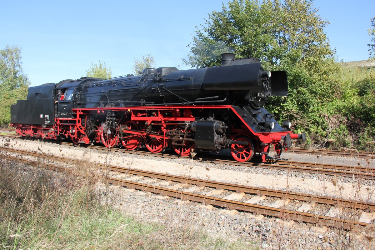 Die 41 1144-9 beim umsetzen nach der Ankunft mit dem  Rotk�ppchen-Express I  aus Altenburg, am 29.09.2013 in Karsdorf. (Foto: Wolfgang Krolop) 