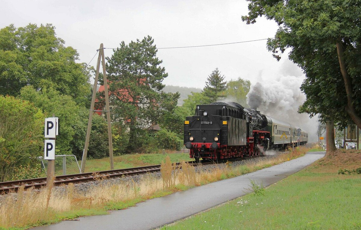 Die 41 1144-9 der IGE  Werrabahn Eisenach  e.V.  mit dem (ab Freyburg leeren)  Rotkäppchen-Express II  von Gera Hbf nach Karsdorf, am 23.09.2018 in Balgstädt. (Foto: Wolfgang Krolop)