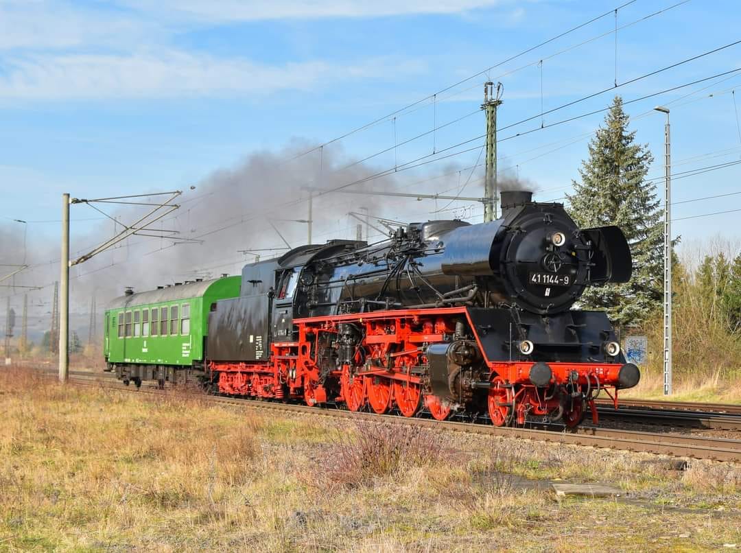 Die 41 1144-9 der IGE  Werrabahn Eisenach  e.V. war am 15.03.2024 in Naumburg (S) Hbf mit einem Begleitwagen von Eisenach nach Cottbus unterwegs, wo sie am 16.03. für den Lausitzer Dampflok Club e.V.  Auf den Spuren des fliegendenden Schlesiers  unterwegs war. (Foto: Maik Köhler)