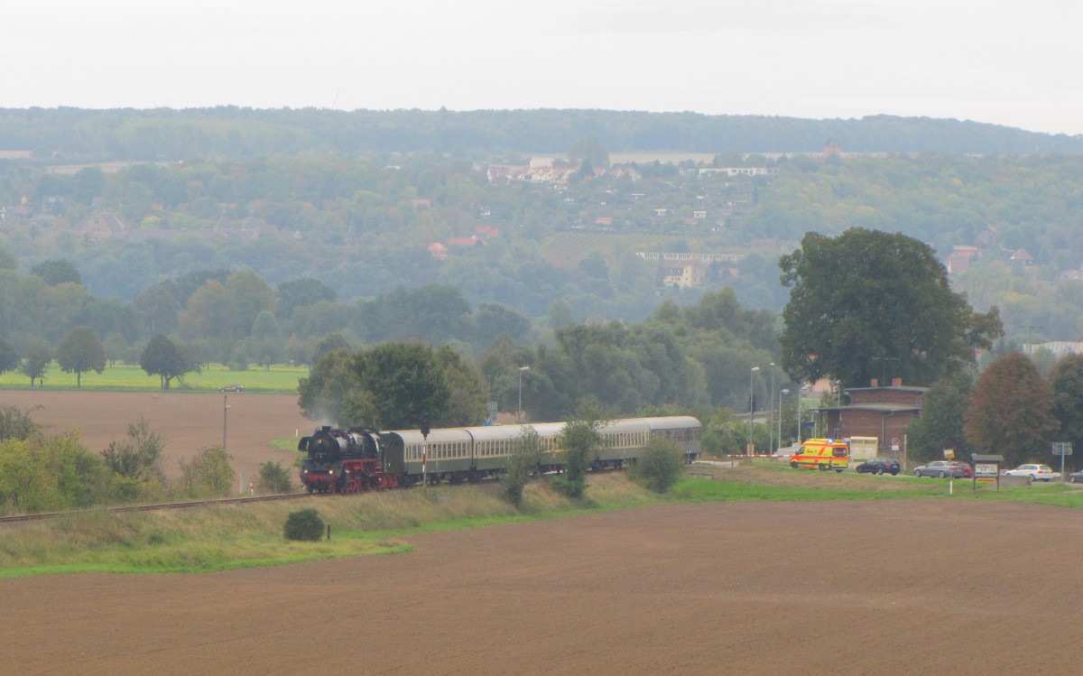 Die 41 1144-9 der IGE Werrabahn-Eisenach mit dem RE 16197  Rotk�ppchen-Express II  von Eisenach �ber Camburg nach Freyburg und weiter zur Abstellung nach Karsdorf, am 05.10.2013 in Kleinjena.