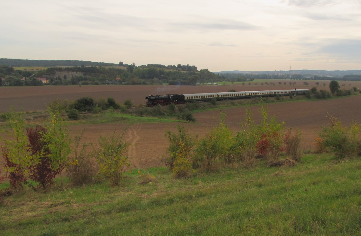 Die 41 1144-9 der IGE Werrabahn-Eisenach mit dem RE 16197  Rotk�ppchen-Express II  von Eisenach �ber Camburg nach Freyburg, am 05.10.2013 im Unstruttal bei Kleinjena.
