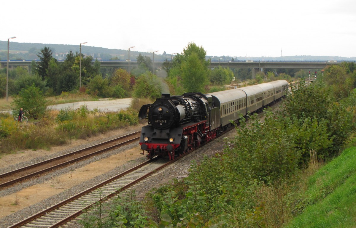 Die 41 1144-9 der IGE Werrabahn-Eisenach mit dem RE 16197  Rotk�ppchen-Express II  aus Camburg, am 05.10.2013 bei Kreuzungshalt im ehemaligen Bahnhof Freyburg. Danach stiegen die Reisenden am neuen Haltepunkt Freyburg aus und der Sonderzug fuhr weiter zur Abstellung nach Karsdorf.
