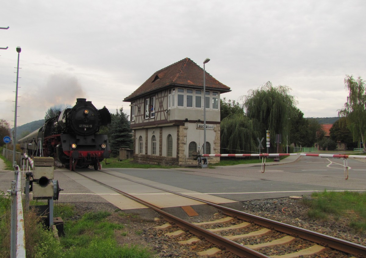 Die 41 1144-9 der IGE Werrabahn-Eisenach mit dem leeren  Rotk�ppchen-Express II  aus Freyburg, auf der Fahrt zur Abstellung nach Karsdorf, am 05.10.2013 bei der Durchfahrt in Laucha.