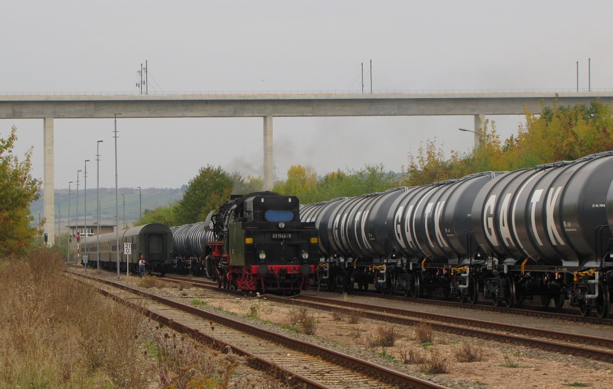 Die 41 1144-9 der IGE Werrabahn-Eisenach brachte am 05.10.2013 den leeren  Rotk�ppchen-Express II  aus Freyburg zur Abstellung nach Karsdorf und ist hier beim wasserfassen zu sehen.