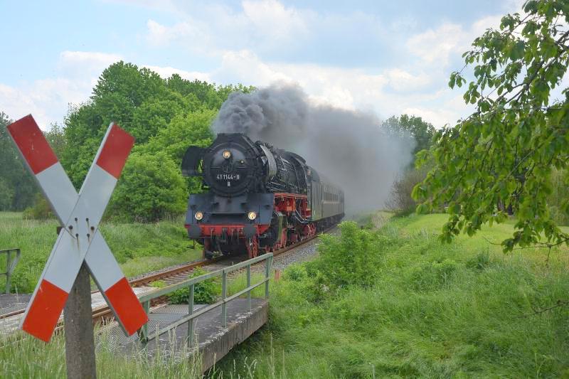 Die 41 1144-9 der IGE Werrabahn-Eisenach mit dem Leerpark des  Rotk�ppchen-Express I  auf der Fahrt von Freyburg in die Abstellung nach Karsdorf, am 21.05.2017 bei Balgst�dt. (Foto: dampflok015)