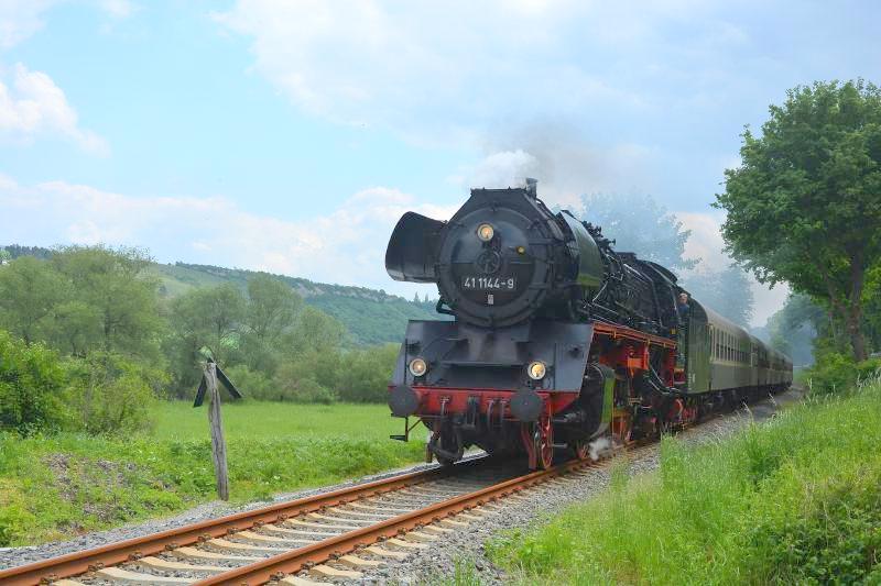 Die 41 1144-9 der IGE Werrabahn-Eisenach mit dem Leerpark des  Rotk�ppchen-Express I  auf der Fahrt von Freyburg in die Abstellung nach Karsdorf, am 21.05.2017 vor Laucha. (Foto: dampflok015)
