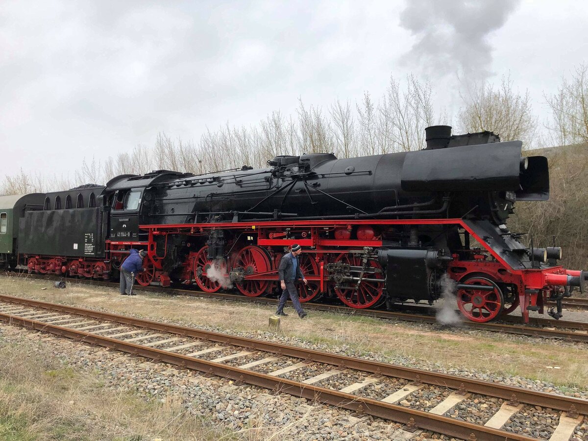 Die 41 1144-9 der IGE Werrabahn-Eisenach am 24.03.2019 in Karsdorf Bbf. Sie zog bis Naumburg Hbf den  Rotkäppchen-Express I  (Neustadt (Orla) - Freyburg). Ab Naumburg Hbf übernahm die EBS 132 293-2. (Foto: Martin Voigt) 