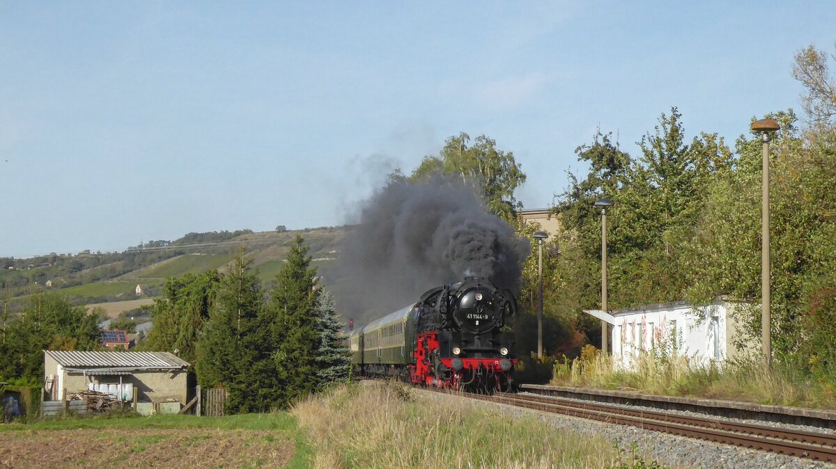 Die 41 1144-9 der IGE Werrabahn-Eisenach war am 02.10.2021 mit dem  Rotkäppchen-Express II  von Zeulenroda unt Bf nach Freyburg unterwegs. Die Abestellung erfolgte wie so oft in Karsdorf Bbf. Hier ist der Leerzug zurück nach Freyburg am Nachmittag am Hp Karsdorf Zementwerk zu sehen. (Foto: Instagram Dampflok_th)