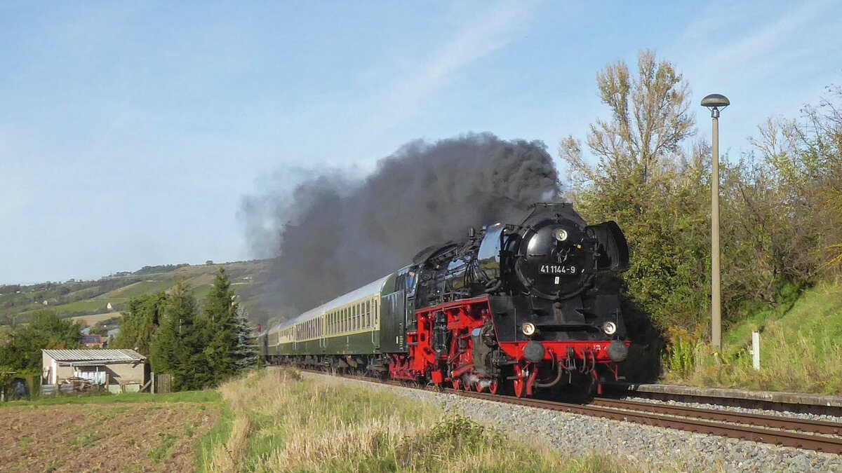 Die 41 1144-9 der IGE Werrabahn-Eisenach mit dem  leeren  Rotkäppchen-Express II  von Karsdorf Bbf nach Freyburg und weiter nach Zeulenroda unt Bf, am 02.10.2021 am ehem. Hp Zementwerk Karsdorf. (Foto: Instagram Dampflok_th) 