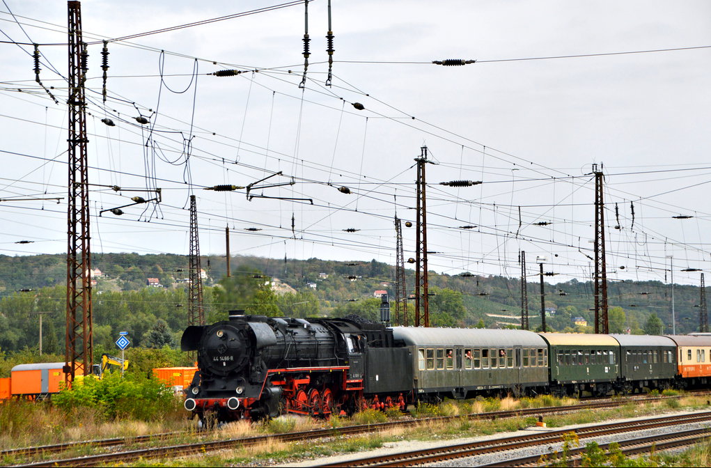Die 44 1486-8 der Eisenbahnfreunde aus Sta�furt kam am 07.09.2019 zum voerst letzenmal ins Unstruttal. Zum Freyburger Winzerfest kam sie mit dem dem DPE 80784 aus Magdeburg Hbf und ist hier in Naumburg Hbf zu sehen. (Foto: Thomas Fritzsche)