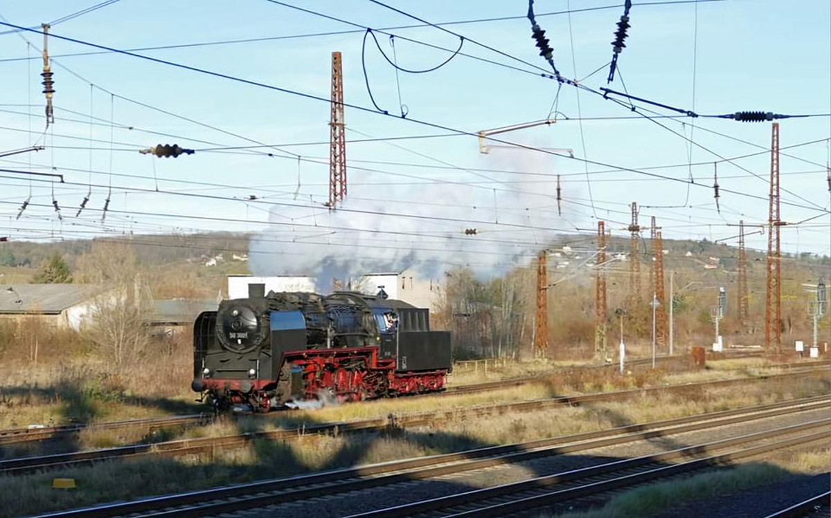 Die 50 3501 vom Meininger Dampflok Verein e.V. am 30.11.2024 beim umsetzen in Naumburg (S) Hbf. Sie kam mit einem Sonderzug aus Meiningen in die Domstadt. (Foto: Wolfgang Krolop)