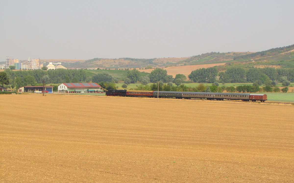 Die 50 3648-8 vom S�chsischen Eisenbahnmuseum mit dem Winzerfestsonderzug DPE 61485 aus Chemnitz Hbf, am 10.09.2016 bei Kirschscheidungen auf der Fahrt in die Abstellung nach Karsdorf.