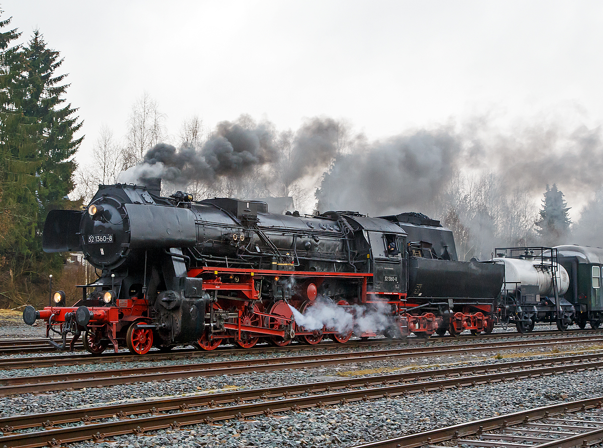 
Die 52 1360-8 bzw. 52 360  (90 80 0052 360-9 D-HEV) vom Verein zur Frderung des Eisenbahnmuseums Vienenburg e.V.  mit dem Dampfsonderzug der Eisenbahnfreunde Treysa e.V., am 11.12.2016 auf der Nikolausfahrt von Biedenkopf nach Erndtebrck, erreicht nun den Bahnhof Erndtebrck.

Die Lok wurde 1943 von August Borsig Lokomotiv-Werke in Berlin unter der Fabriknummer 15457 gebaut. Sie ist noch eine der letzten drei Altbau 52er mit Generalreparierten Kessel der DR.