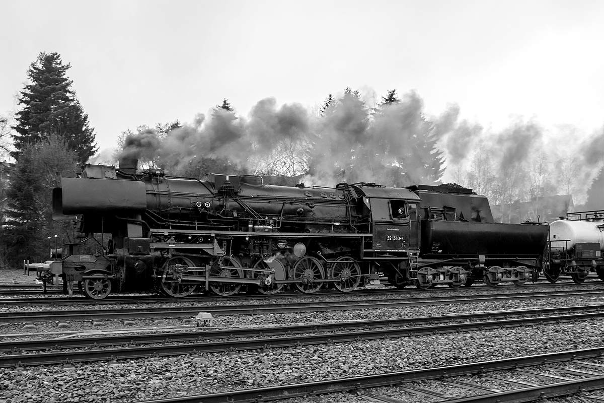 
Die 52 1360-8 erreicht mit Ihren Güterzug am 11.12.1963 den Bahnhof Erndtebrück.            

NEIN im Ernst, die 52 1360-8 bzw. 52 360  (90 80 0052 360-9 D-HEV) vom Verein zur Förderung des Eisenbahnmuseums Vienenburg e.V.  mit dem Dampfsonderzug der Eisenbahnfreunde Treysa e.V., am 11.12.2016 auf der Nikolausfahrt von Biedenkopf nach Erndtebrück, erreicht nun den Bahnhof Erndtebrück.

Die Lok wurde 1943 von August Borsig Lokomotiv-Werke in Berlin unter der Fabriknummer 15457 gebaut. Sie ist noch eine der letzten drei Altbau 52er mit Generalreparierten Kessel der DR.