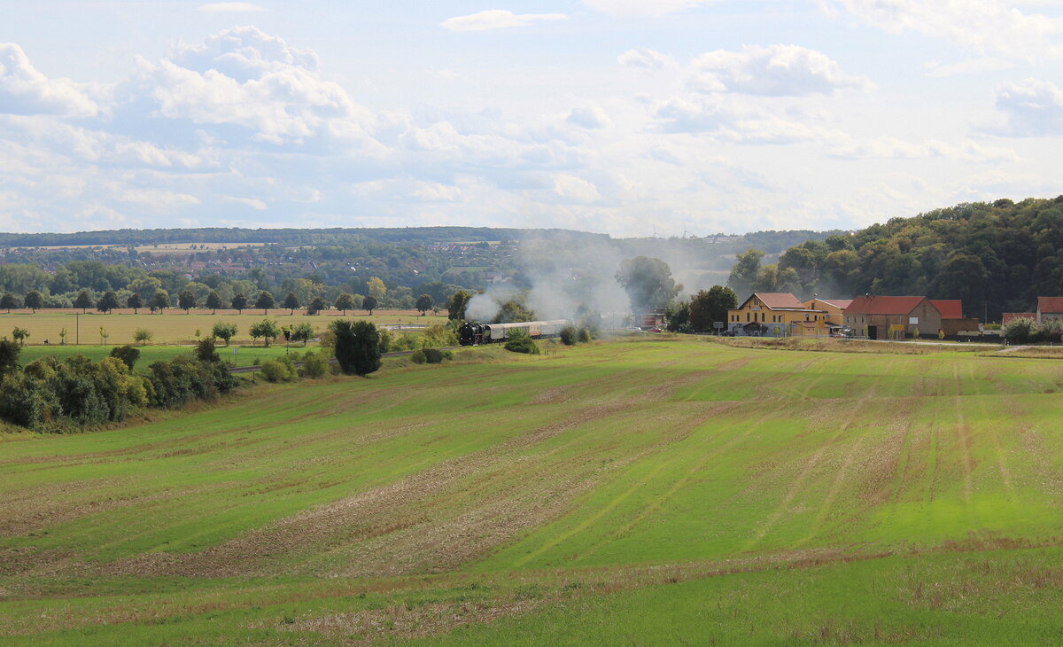 Die 52 8079-7 der Leipziger Dampf KulTour bespannte am 13.09.2025 ab Sangerhausen den DZ 88309  Salzland-Express  der Eisenbahnfreunde vom Traditionsbahnbetriebswerk Staßfurt e.V. von Magdeburg Hbf nach Karsdorf Bbf. Er verkehrte zum Winzerfest in Freyburg (U) und ist hier auf der Unstrutbahn in Kleinjena zusehen.