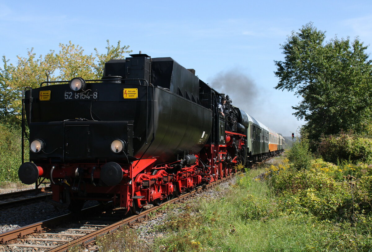 Die 52 8154-8 vom Eisenahmuseum Leipzig mit dem DPE 26785 von Webau nach Karsdorf, am 09.09.2023 in Laucha (Unstrut). Die Sonderfahrt zum Winzerfest Freyburg hat das Eisenbahnmuseum Leipzig organisiert. Die Abstellung des Zuges erolgte in Karsdorf. Durch die Fahrt ab Leipzig �ber Zeitz, Profen und die Anschlussbahn der MIBRAG �nderte sich die Zugnummer in Webau.