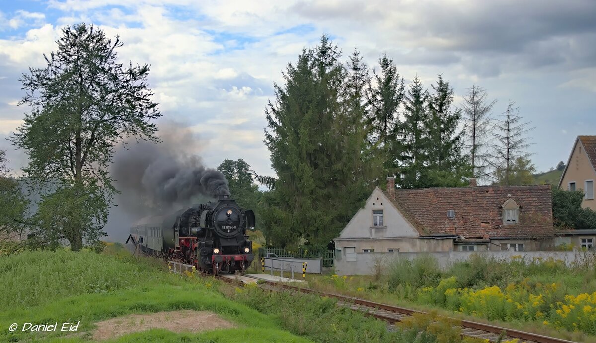Die 52 8154-8 vom Eisenbahnmuseum Leipzig e.V. dampfte am 11.09.2021 mit einem Sonderzug aus Leipzig-Plagwitz nach Freyburg zum kleinen Winzerfest. Die Abstellung erfolgte in Karsdorf. Hier ist der Sonderzug auf der R�ckfahrt in Balgst�dt unterwegs. (Foto: Daniel Eid)