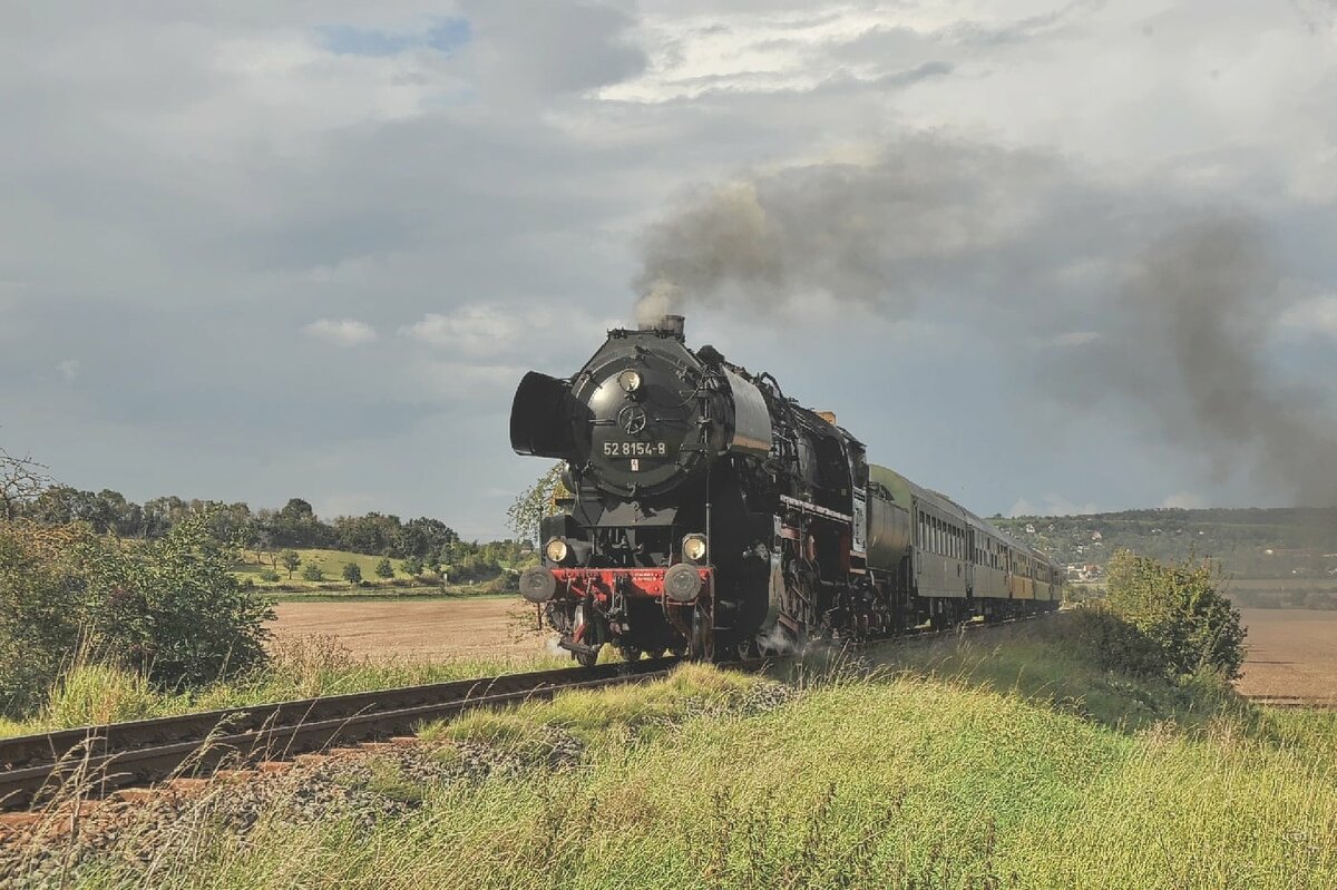 Die 52 8154-8 vom Eisenbahnmuseum Leipzig e.V. mit einem Sonderzug von Freyburg nach Leipzig-Plagwitz, am 11.09.2021 auf der Unstrutbahn bei Kleinjena. (Foto: Dieter Weber)