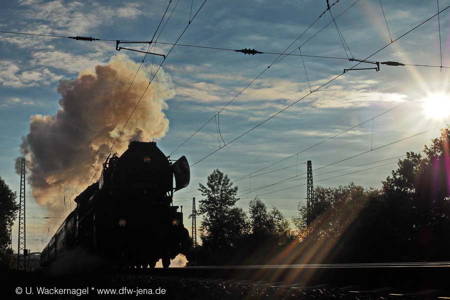Die 52 8154-8 vom Eisenbahnmuseum Leipzig e.V. mit dem DPE 22223 von Meiningen nach Leipzig-Plagwitz, am 03.09.2022 bei der Durchfahrt in Naumburg (S) Hbf. (Foto: Ulf Wackernagel)