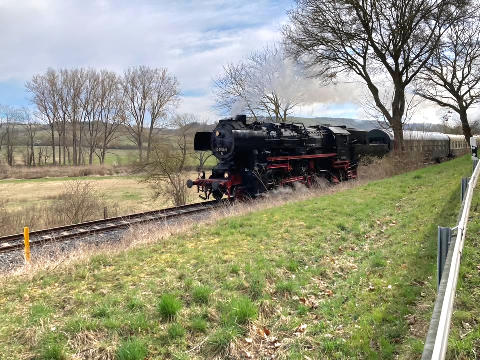 Die 52 8154-8 vom Eisenbahnmuseum Leipzig e.V. mit dem DPE 20158 von Leipzig nach Karsdorf, am 05.04.2025 auf der Unstrutbahn am Hohn bei Laucha (Unstrut). (Foto: Bodo Zorn)