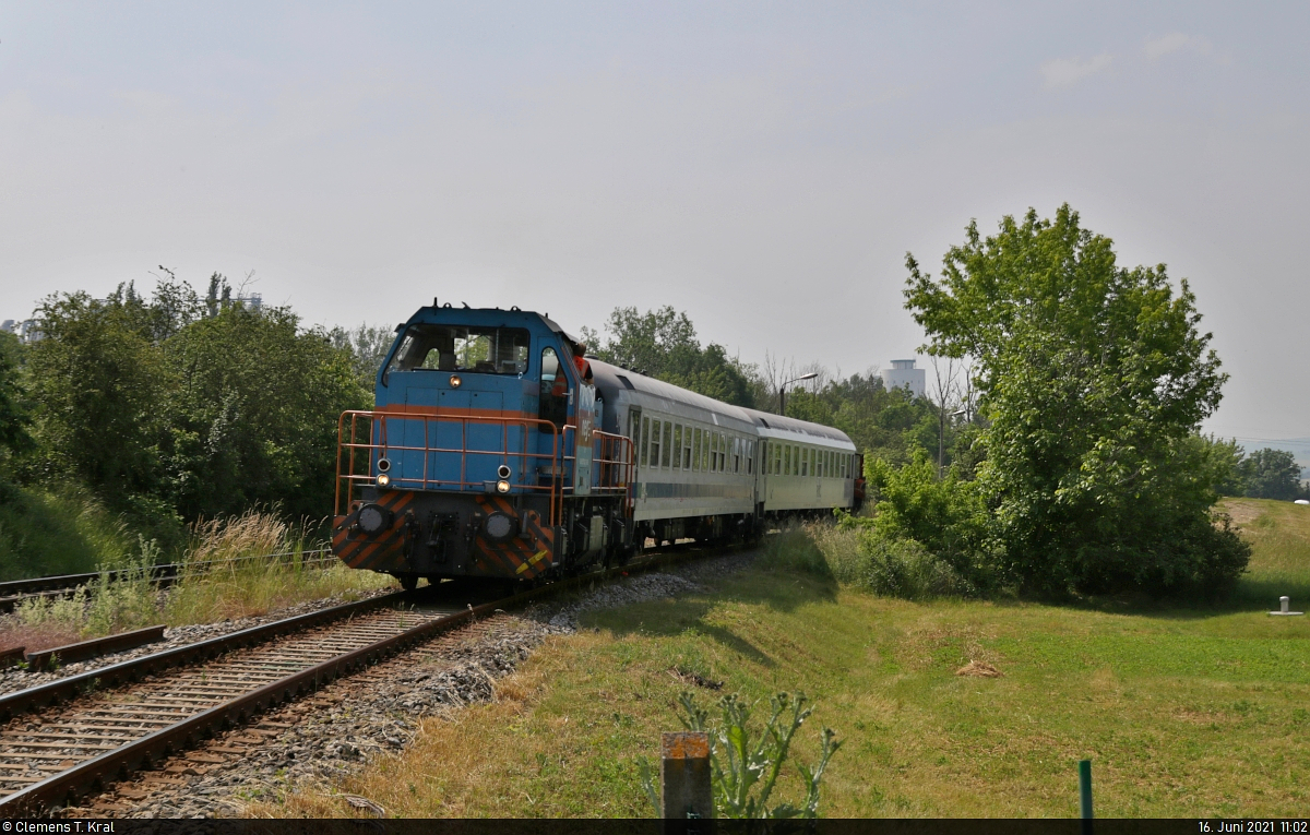 Die 575 002-7 der Norddeutschen Eisenbahngesellschaft Nieb�ll rangierte am 16.06.2021 mit 2 Begleitwagen in den Anschluss der EBS in Karsdorf, um DB 628 573 + 628 903 vom DB Stillstandsmanagement nach Nieb�ll zu �berf�hren. (Foto: Clemens Kral)