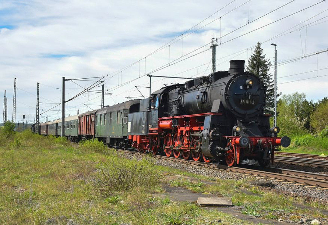 Die 58 1111-2 (Die badische G12 - 58 311) der Dampfnostalgie Karlsruhe,  eine Sektion der Ulmer Eisenbahnfreunde e.V., mit dem DLr 26331 von Arnstadt Hbf nach Leipzig-Plagwitz Gbf und weiter zum Dresdner Dampfloktreffen, am 11.04.2024 in Naumburg (S) Hbf. (Foto: Maik Köhler)
