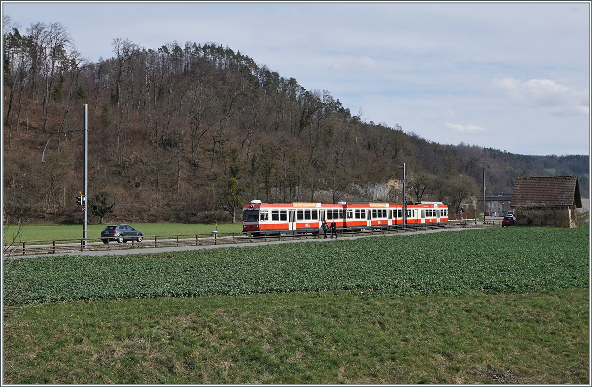 Die 75 cm Spurweite aufweisende Waldenburger Bahn wird seit Ostern 2021 auf Meterspur umgebaut und dabei ruht der Verkehr auf der Gesamtstrecke. Im Bild ein 75 cm Spur Zug auf dem Weg nach Liestal kurz vor Hölstein.

25. März 2021