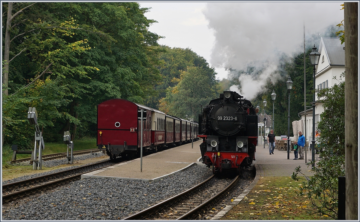 Die 99 2323-6 der Mecklenburgischen Bderbahn (Molli) kreuzt in Heiligendamm ihren Gegenzug.
28. Sept. 2017