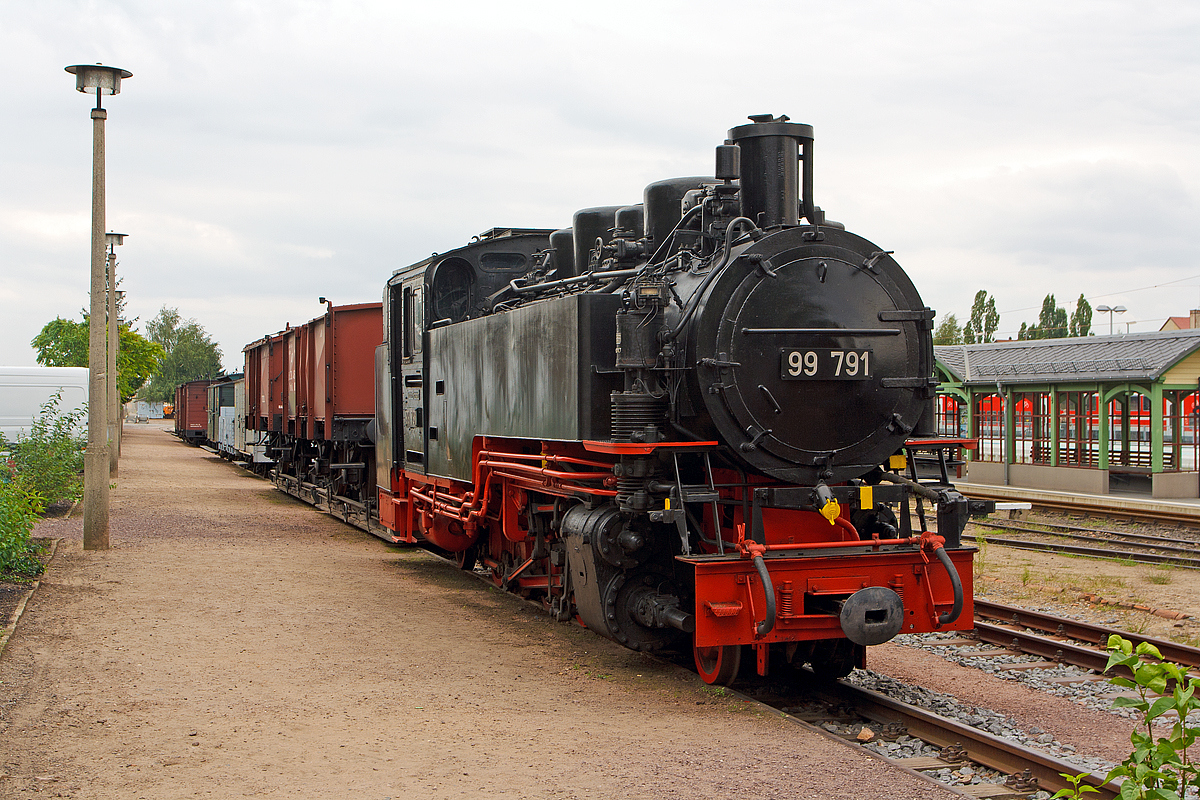 Die 99 791 der Traditionsbahn Radebeul e. V, ex DB 099 755-1, ex DR 099 755-1, ex DR 99 1791-5 sowie ex DR 99 791, als Denkmal mit Museumszug abgestellt am 27.08.2013 bei Schmalspur-Bahnhof Radebeul Ost (Lnitzgrundbahn).

Die schs. VII K  Neubaulok (Baureihe 99.77–79 der Deutschen Reichsbahn) wurde 1956 bei LKM (VEB Lokomotivbau Karl Marx Babelsberg) unter der Fabriknummer 132032 gebaut, am 24.01.1957 war die Probefahrt (Hainsberg - Malter) und es erfolgte am gleichen Tag die Abnahme. Die Ausmusterung der Lok (nun DB 099 755-1) erfolgte am 08.02.1994 durch die DB AG, im Jahr 2000 ging sie als Eigentum an den Verein Traditionsbahn Radebeul. 

Diese Neubaulokomotiven der Bauart 1'E1'-h2t (Gattung  K 57.9) gehren mit 600 PS (441 kW) Leistung, neben der Baureihe 99.73–76 (schsische VII K Altbau) zu den Leistungsstrksten Loks der Spurweite 750 mm. Mit einem Dienstgewicht von 55 t haben sie eine Hchstgeschwindigkeit  30 km/h.