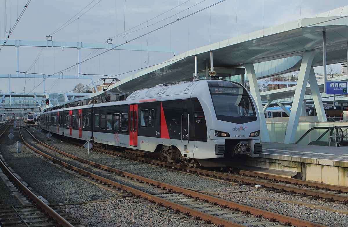 Die Abellio Rail betreibt mehrere Linien in Nordrhein-Westfalen, zu denen seit dem Dezember 2016 auch der grenzüberschreitende RE 19  Rhein-Ijssel-Express  von Düsseldorf nach Arnhem/NL gehört. Auf dieser Verbindung werden fünfteilige Flirt 3 eingesetzt. Der Preis für die etwa 132 Bahnkilometer zwischen den beiden Städten ist für Monatskarteninhaber des Verkehrsverbundes Rhein-Ruhr erschwinglich: Notwendig ist lediglich der Kauf je eines Zusatztickets à 3,15 Euro für Hin- und Rückfahrt. Vor der Verlängerung des RE 19 über Emmerich hinaus waren hier ICE die einzige Möglichkeit, per Bahn über die Grenze zu fahren. Am 02.01.2018 beginnt der ET 25 2304 seine Fahrt nach Düsseldorf in Arnhem Centraal.