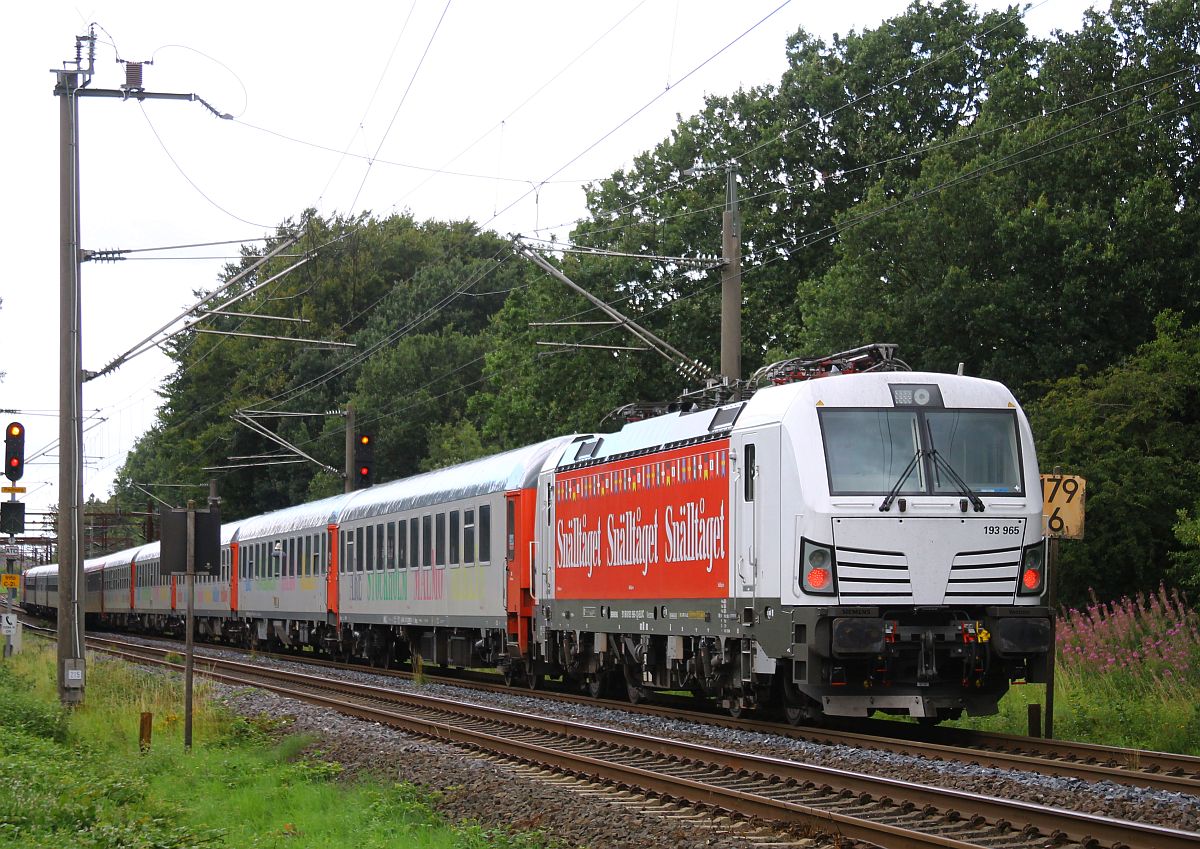 Die abgebügelt mitgeschleppte ELL/ELOC/Snälltåget 193 965 am Schluß des Snälltåges D 304 aus Innsbruck Hbf am Einfahrtsignal von Pattburg/Padborg 31.07.2023 
