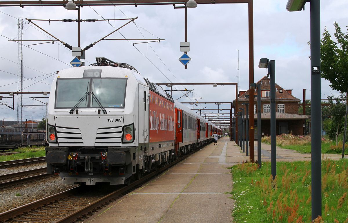Die abgebügelte ELL/ELOC/Snälltåget 193 965 an der Systemtrennstelle des Bahnhofs Pattburg, 31.07.2023