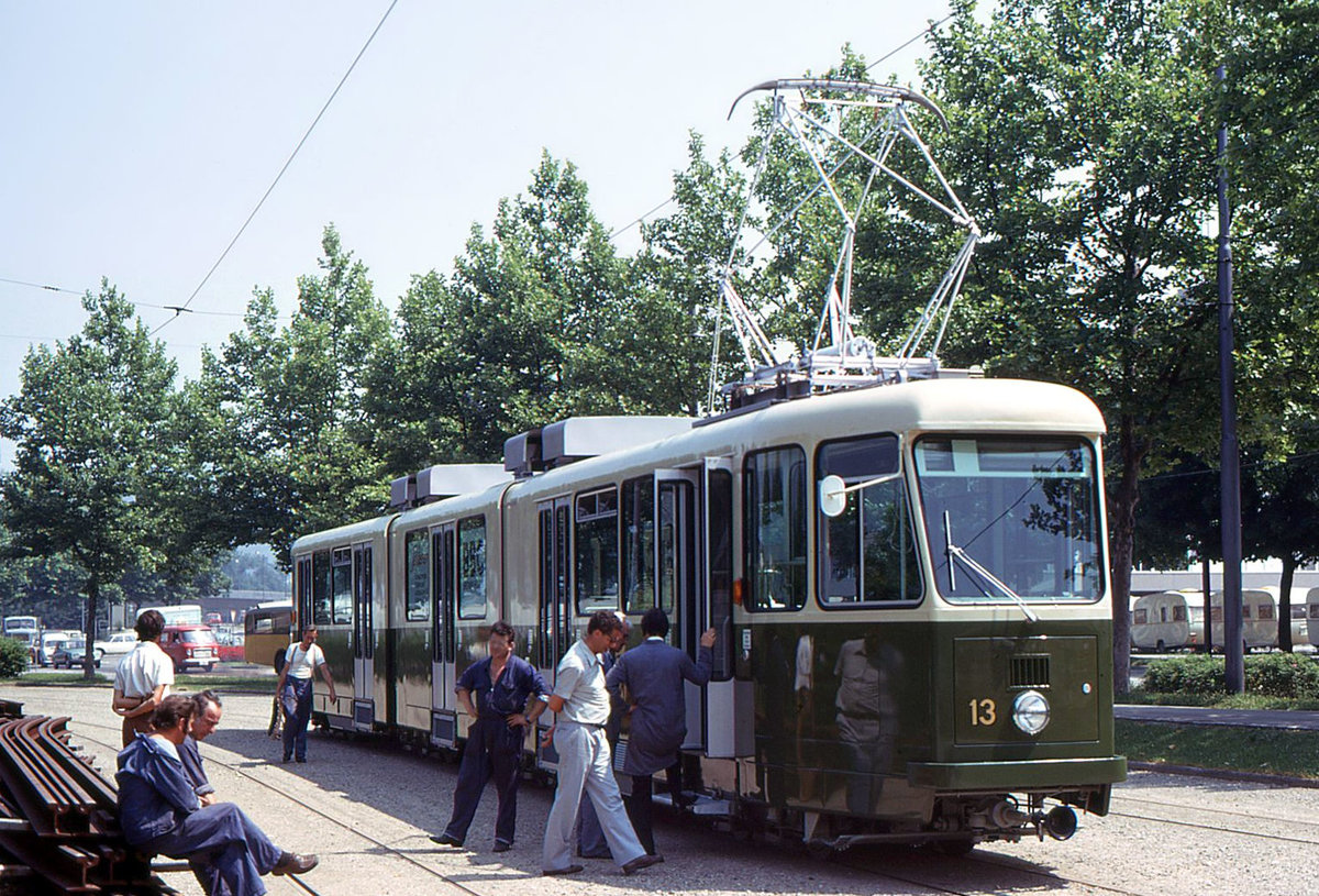 Die Ablieferung des Be8/8 13 am 28.Juni 1973: Die vielen Arbeiter sind um den neuen Wagen versammelt. Man sieht gut, dass die Einstiege extrem hoch und unbequem sind - bald änderte man die Stufenhöhe so gut es ging, aber steil blieben sie trotzdem. 