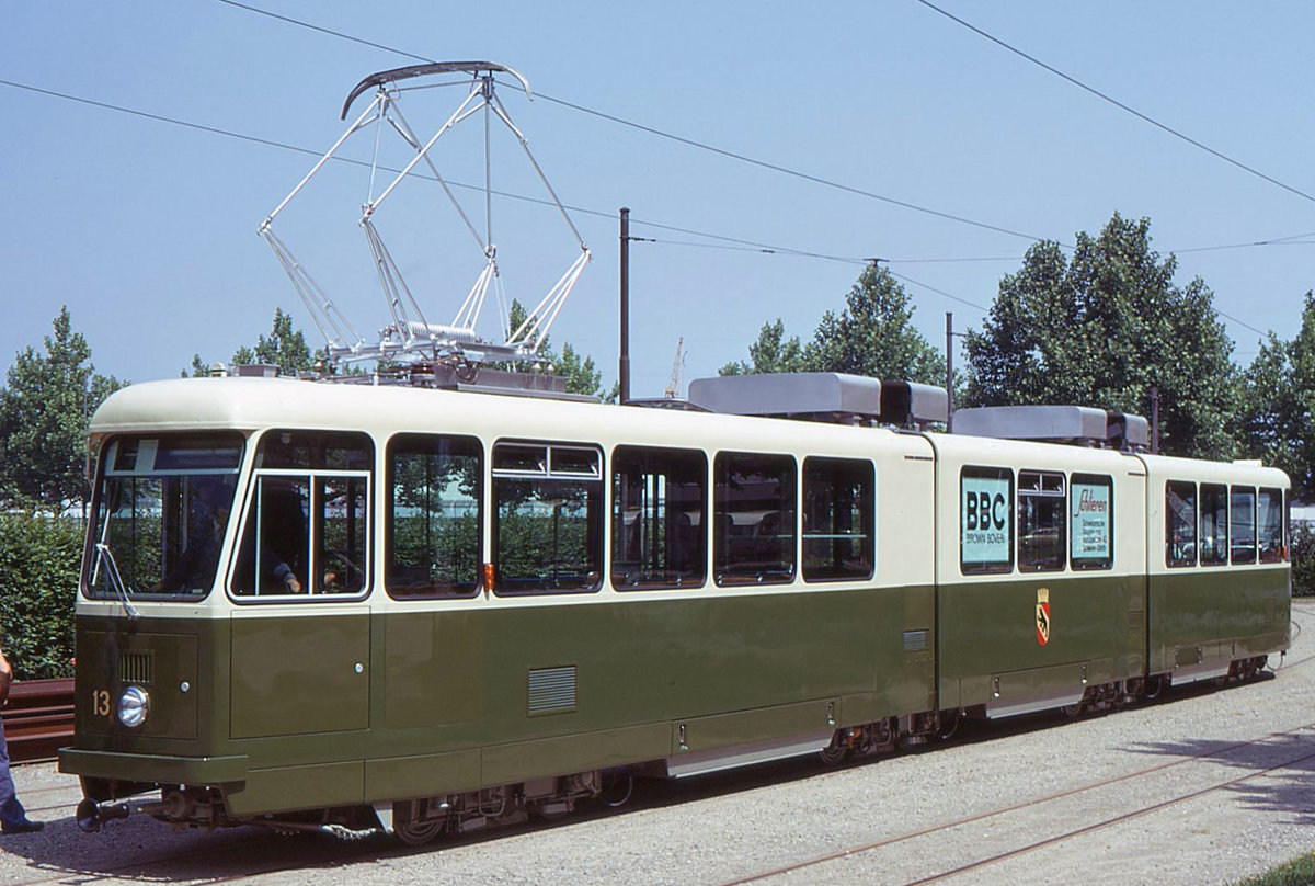 Die Ablieferung des Be8/8 13 am 28.Juni 1973: Der neue Wagen 13 fast startbereit. Auffällig ist, dass es kaum Fenster zum Oeffnen gab. Dies führte zu Ueberhitzung im Wageninneren, so dass bald alle Fenster mit Lüftungen ausgerüstet wurden. Auch die Führerstandsventilation kam später dazu. Ebenso mussten die Bremsen verstärkt werden, was zu Warntafeln führte, acht zu geben auf die schnellwirkenden Bremsen.  