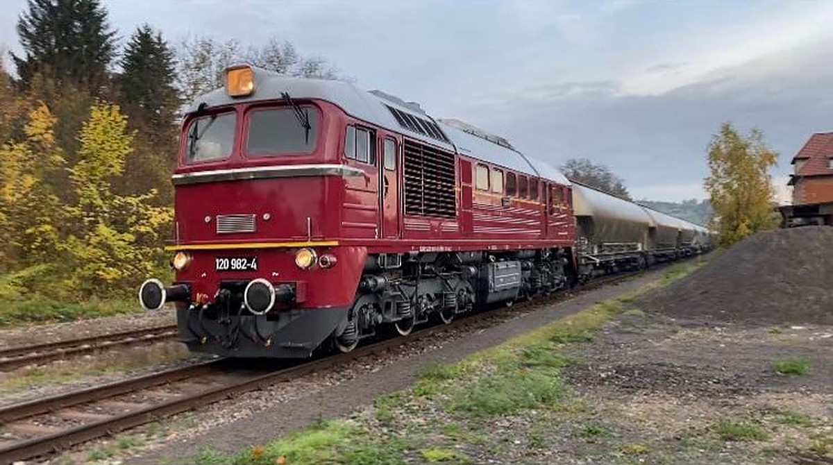 Die als 120 982-4 beschilderte EBS V200 507 bespannte am Morgen des 13.11.2023 zwischen Karsdorf und Naumburg (S) Hbf den leeren Kohlestaubwagenzug nach Spreewitz. Felix Scheibert fotografierte den Zug im alten Bahnhof von Freyburg (Unstrut).