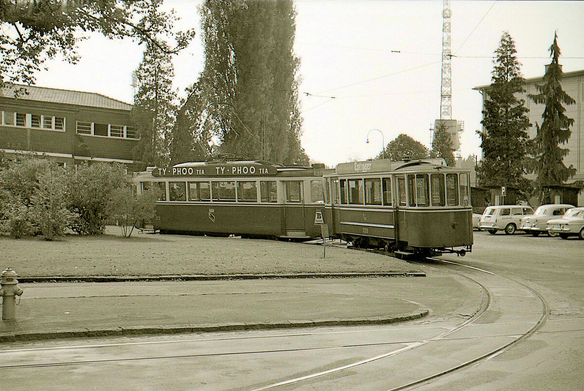 Die alten Berner Zweiachs-Anhänger: Der damals älteste Berner Tramwagen, Vorserien-Anhänger 228 aus dem Jahr 1910. Er war der letzte noch vorhandene Wagen aus der Gruppe 227-230, die etwas schwerer war als die späteren Wagen. Bild: Hinter Motorwagen 173 in der damaligen Endstation Brückfeld, 21.September 1965. Wagen 228 wurde 1968 abgebrochen.  