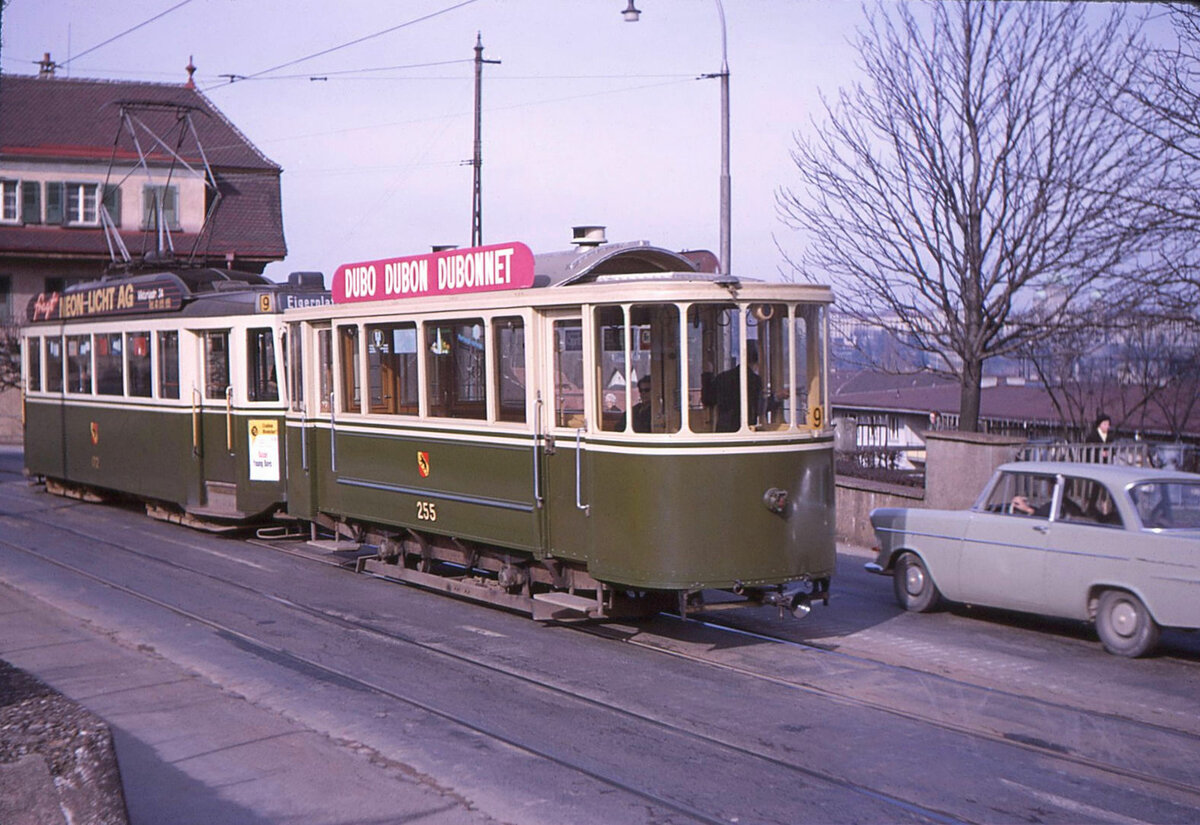 Die alten Berner Zweiachs-Anhänger, Standard-Anhänger Serie 238-257 von 1914: Wagen 255 (hier am Schönegg hinter Motorwagen 172) gelangte 1968 an die Museumsbahn Blonay-Chamby, stand danach in desolatem Zustand im Schuppen und wurde vermutlich anfang 1980er Jahre abgebrochen. 25.Februar 1966 