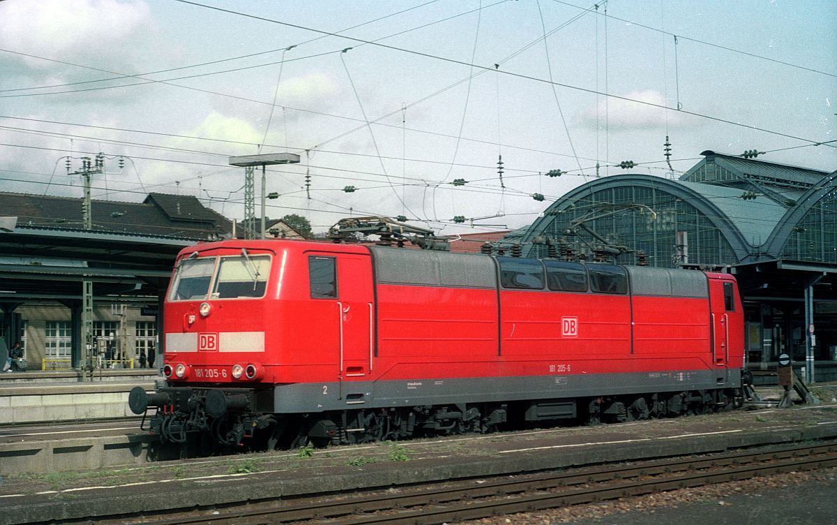 Die am 23.07.2003 in den verkehrsroten Farbtopf gefallene DB 181 205 wartet am 08.10.2003 in Karlsruhe Hbf auf ihren IC