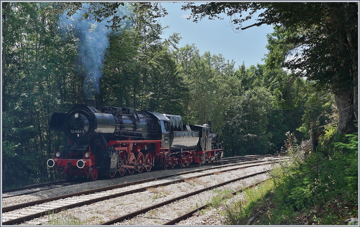 Die am 27. Mai 1943 als 52 5996 von der DRG in Betrieb genommen und von der DR im 1966 zur Reko 52 1863-6 umgebauten  Dampflok hat bei der Coni'Fer (CFTVP) im Jura eine neue Heimat gefunden.

Das Bild zeigt die schöne Lok mit der E 3/3 N° 5 (Baujahr 1915) in Hôpitaux Neufs. 

16. Juli 2019