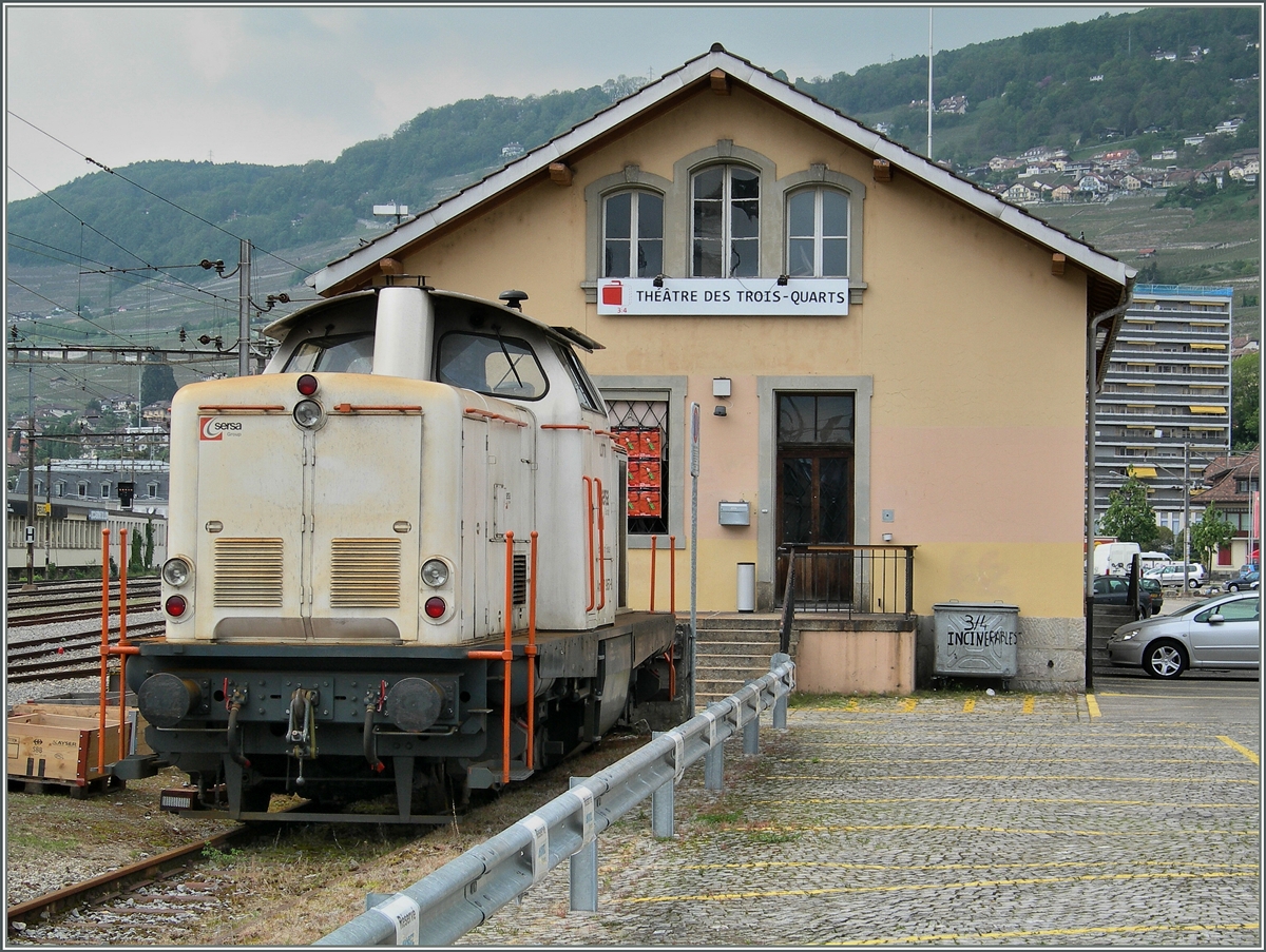 Die Am 847 957-8, wohl besser bekannt unter dem Namen V 100. Dies SERSA nennt die Lok übrigens  Lotti , und das scheint mir ebenso gewöhnungsbedürftig , wie der Anstrich... 
Vevey, am 16. Mai 2010