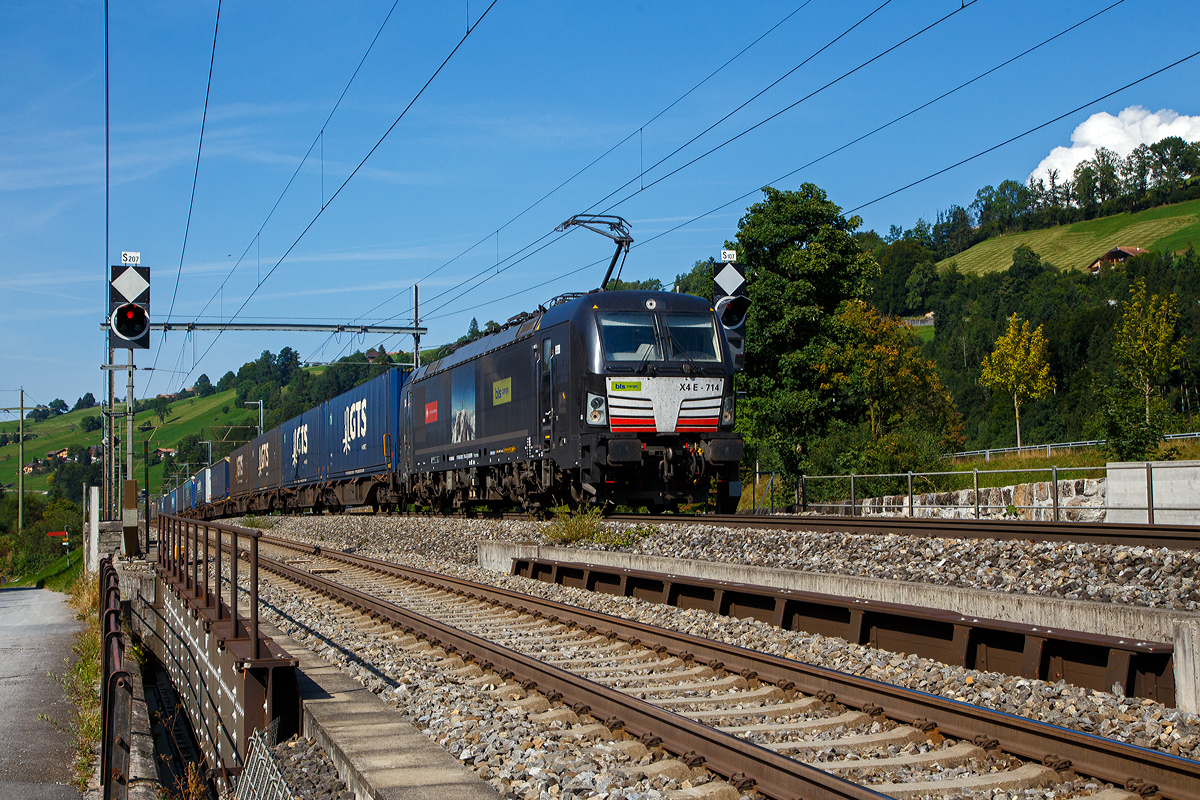 Die an die BLS Cargo / Crossrail vermietete X 4 E - 714 / 193 714-3 (91 80 6193 714-3 D-DISPO), eine Siemens Vectron MS Dispolok der MRCE, fährt am 08.09.2021 mit einem Container-Zug durch Mülenen in Richtung Lötschberg-Basistunnel bzw. Simplon.

Die Siemens Vectron MS wurde 2018 von Siemens Mobility GmbH in München-Allach unter der Fabriknummer 22564 gebaut und an die MRCE als X4 E – 714 geliefert. Diese Vectron Lokomotive ist als MS – Lokomotive (Mehrsystemlok) mit 6.400 kW konzipiert und zugelassen für Deutschland, Österreich, Schweiz, Italien und die Niederlande (D/A/CH/I/NL), sie hat eine Höchstgeschwindigkeit von 160 km/h.