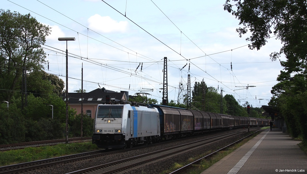 Die an Captrain vermietete 186 458-6 fuhr am 14.5.16 mit einem Schiebewandwagenzug durch Hilden.